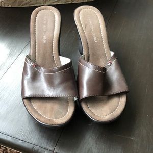 Tommy Hilfiger Size 8 wedge slides